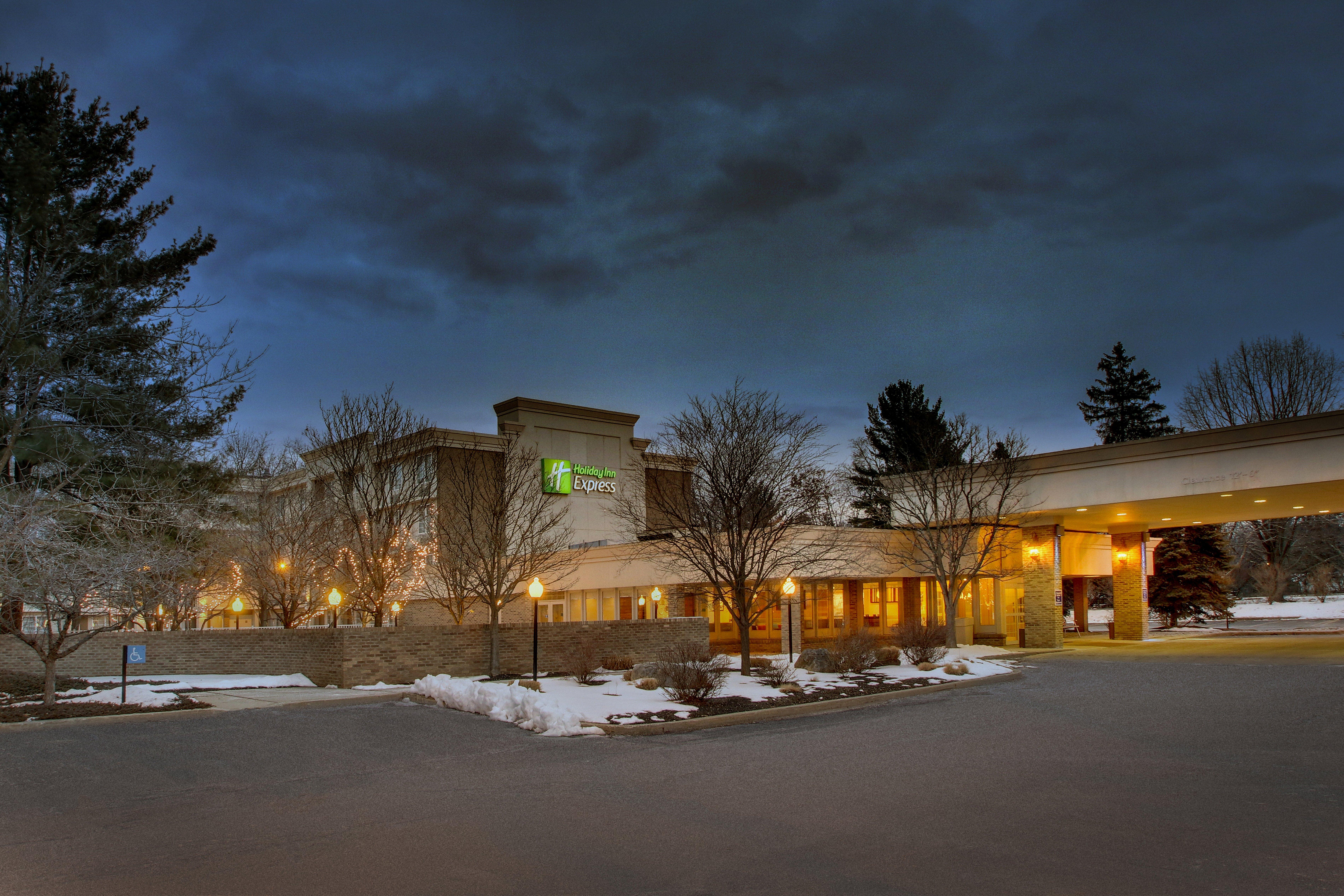 Holiday Inn Express Poughkeepsie By Ihg Exterior photo